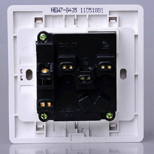 正泰带开关插座面板 NEW7G系列435 二三极带1位单控 白色