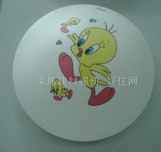 吸顶灯适用场所规范 灯具安装面与建筑物天花板紧贴的灯具俗称为吸顶灯具,吸顶灯具用于提供室内的环境照度。室内灯具可以使用的光源有普通白炽灯泡、荧光灯、高强度气体放电灯、卤钨灯等。不同光源的吸顶灯具适用的场所各有不同。 使用荧光灯和白炽灯的吸顶灯具主要用于居家、教室、办公楼等空间层高为3米左右场所的照明,功率和光源体积较大的高强度气体放电灯主要用于体育场馆、大商场和厂房等楼层高度在4至9米场所的照明。