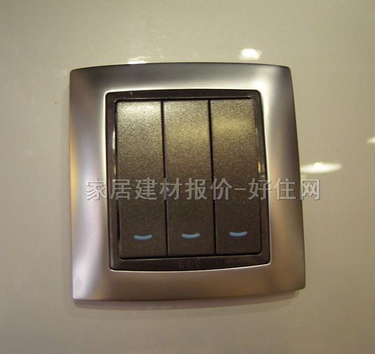 联塑大跷板开关面板 L80-3 3位单控 黑色按键银框 带荧光指示