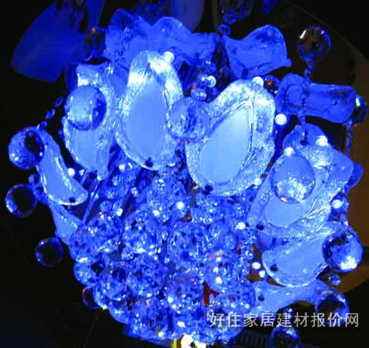 贝蕾吊灯 金属灯架+工艺玻璃灯罩 大型奢华式 白色